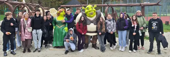 Dyrekcja wraz z młodzieżą klas pierwszych i wychowawczynia na placu zabaw